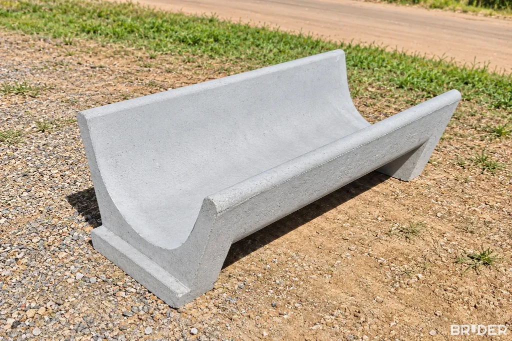 Cocho de concreto pré-moldado tipo U em perspectiva, com pé embutido