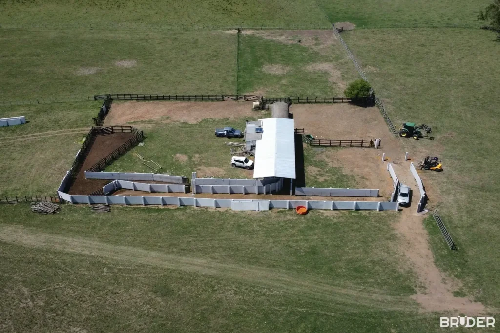 Vista aérea de uma estrutura de manejo em concreto pré-moldado instalada em propriedade rural